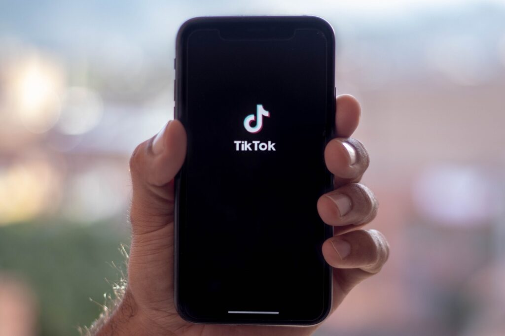 phone met tiktok op scherm