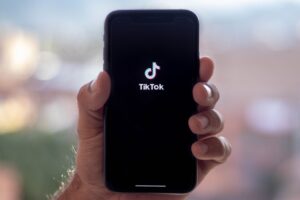 phone met tiktok op scherm